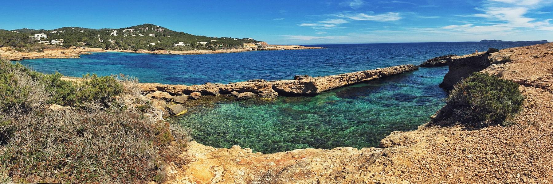 留学生克劳迪娅·冈萨雷斯拍摄的地中海蔚蓝海滩照片.